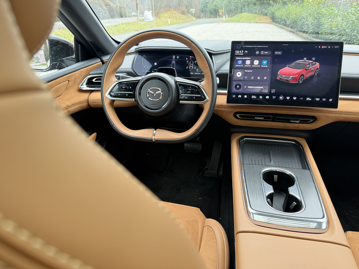 Zdaj povsem digitalizirana notranjost pri Mazdi. | Foto: Gregor Pavšič