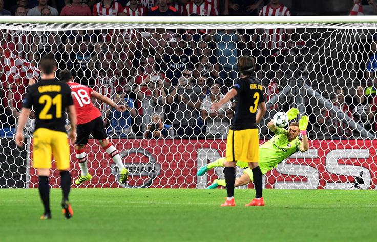 Trenutek, ko je prvi vratar slovenske reprezentance ubranil strel z bele točke na torkovem srečanju v Eindhovnu. | Foto: Reuters