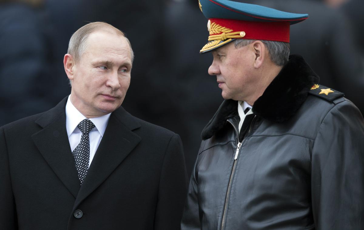 Putin Šojgu | Ruski obrambni minister Sergej Šojgu (desno) in Vladimir Putin veljata za velika zaveznika in sta prijatelja tudi v zasebnem življenju. | Foto Guliver Image