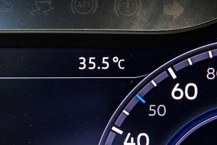 Avtomobili bodo v teh dneh nemalokrat pokazali temperature nad 35 stopinjami Celzija. | Foto: Matic Tomšič