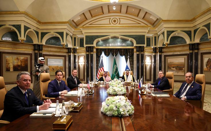 Srečanje ameriške in ruske delegacije v Riadu 18. februarja. Na fotografiji so Steve Witkoff, Marco Rubio, Michael Waltz na levi strani ter Sergej Lavrov in Jurij Ušakov na desni strani.  | Foto: Reuters