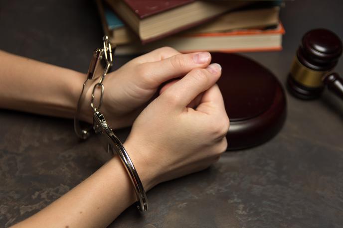 Lisice. Aretacija. | Vsem obtoženim grozi do deset let zaporne kazni. | Foto Shutterstock