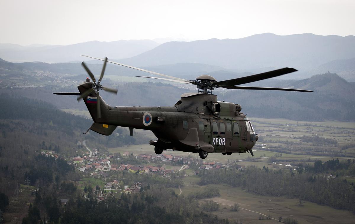 Helikopter Cougar | Helikopterska enota Slovenske vojske ima v svoji sestavi štiri helikopterje tipa AS532 Cougar in osem helikopterjev tipa Bell 412. Po naših informacijah letijo le trije. | Foto Ana Kovač