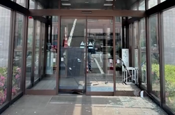 Drama z medvedom se nadaljuje: sam odprl okno in odšel iz tovarne #video