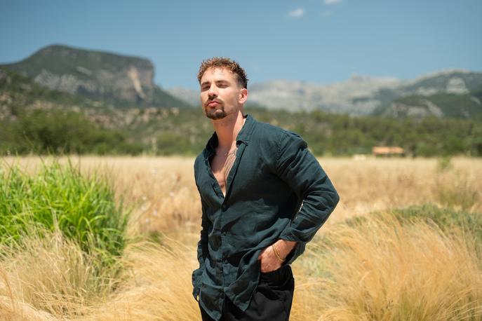 Žan Serčič | "Ne bi rad, da ljudje v pesmi iščejo konkretno osebo, ker se mi zdi, da se potem izgubi bistvo. Veliko lepše mi je, ko vsak v pesmi najde svojo zgodbo," je za Siol.net povedal Žan Serčič. | Foto Flor Rajo