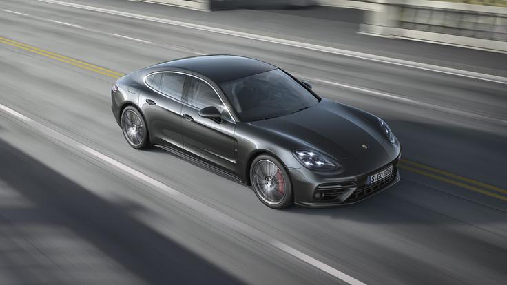Panamera vpeljuje še eno rešitev sodobnih porschejev – vrtljivo stikalo za nastavljanje štirih voznih programov na volanu (normal, sport, sport plus in individual), sredica –, sport response gumb pa aktivira največjo možno moč, ki jo je motor sposoben proizvesti v danem trenutku. | Foto: Porsche