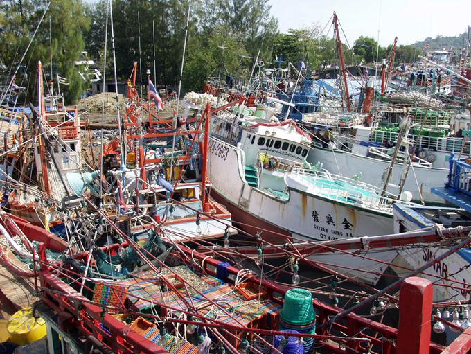 Kopica prevrnjenih ladij na tajski obali. | Foto: Reuters