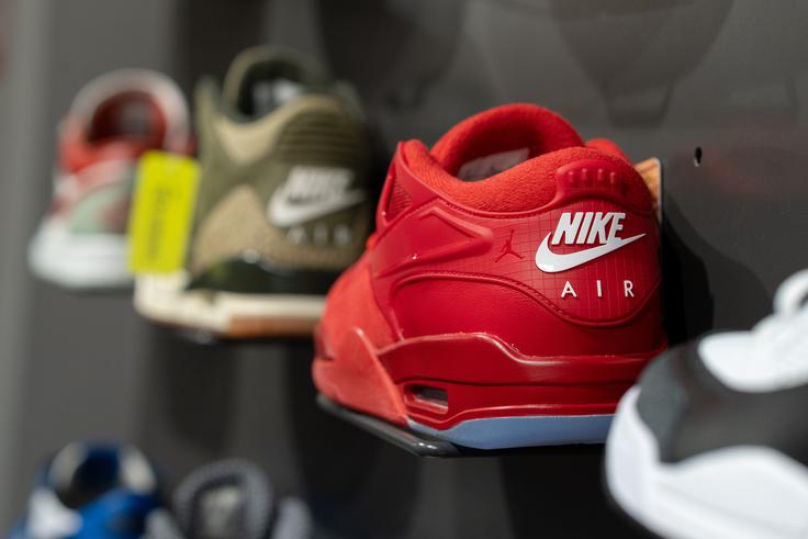 Na prihodke družbe Nike so vplivale tudi carine Donalda Trumpa. ZDA so denimo uvedle kar 46-odstotne carine na uvoz iz Vietnama, kjer Nike proizvede približno polovico vse športne obutve.  | Foto: Shutterstock