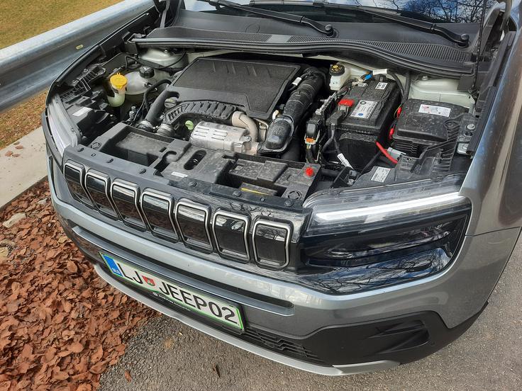 Večkrat smo preizkušali 1,2-litrski trivaljnik, nazadnje v sicer 30 "konj" močnejšemu peugeotu 2008.  | Foto: Aleš Črnivec