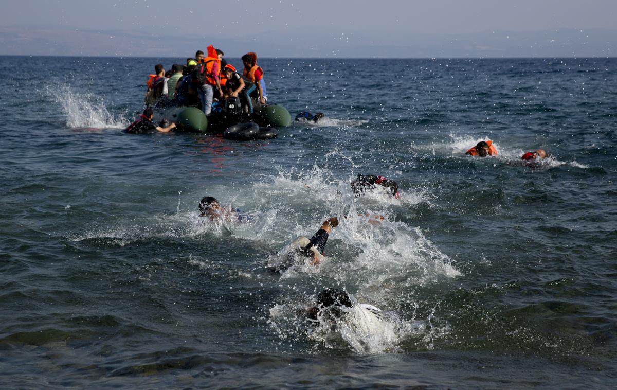 grška obalna straža, migranti, čoln | Na pripadnike grške obalne straže že dalj časa letijo hude obtožbe o ravnanju z migranti. | Foto Guliverimage