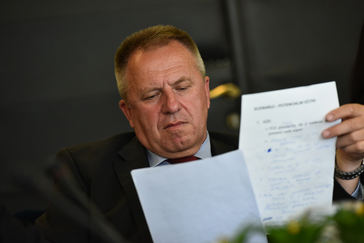 Na seji je bil iz vladne ekipe le gospodarski minister Zdravko Počivalšek. | Foto: STA ,