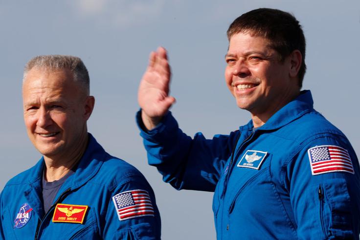 Astronavta Doug Hurley (levo) in Bob Behnken (desno). Hurley je znan po tem, da je pilotiral vesoljsko plovilo Space Shuttle na njegovi zadnji misiji leta 2011.  | Foto: Reuters