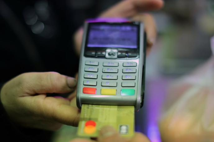 POS terminal, plačilo s kartico | Pri trenutnem načinu poročanja o kartičnih transakcijah na izpiskih izdajateljev plačilnih kartic se iz različnih razlogov lahko zgodi, da uporabniki kakšne transakcije sprva ne prepoznajo. | Foto Reuters