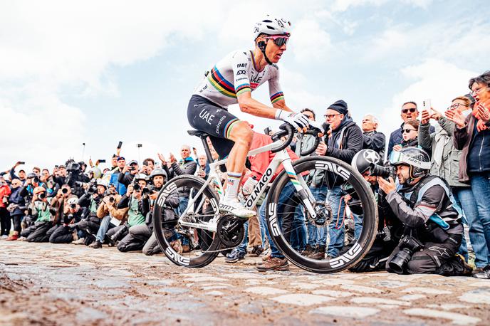 Tadej Pogačar Pariz-Roubaix 2025 | Tadej Pogačar je lani na svojem krstnem članskem nastopu na prestižni tlakovani klasiki Pariz–Roubaix zaostal le za specialistom za klasike Mathieujem van der Poelom.  | Foto Guliverimage