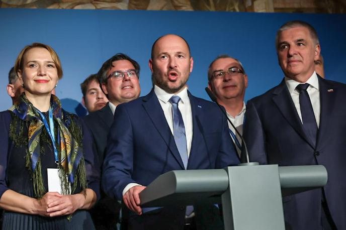 Nsi, Fokus | "V zadnjih štirih letih smo bili priča maščevalni in razdiralni politiki vlade, ki je kljub opozorilom teptala in z davki ter predpisi stiskala obrtnike, podjetnike, zdravnike, kmete in vse preostale, ki so pokazali, da želijo delati," ob tem v stranki NSi vztrajajo pri kritikah aktualne vladne koalicije, ki so jih nizali že v predvolilnem času. | Foto Ana Kovač
