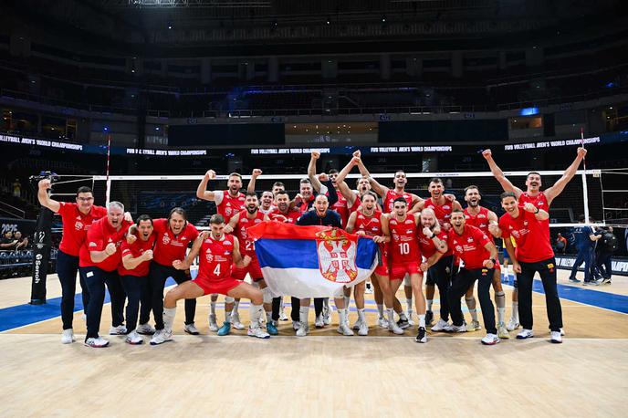 srbska odbojkarska reprezentanca | Srbija, ki jo vodi Gheorghe Cretu, je s 3:0 odpravila Brazilijo in napredovala v osmino finala. | Foto Volleyball World