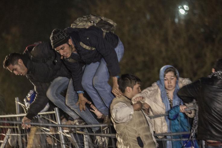 Novela predvideva, da bi v primeru ponovnega migracijskega vala policija dobila pooblastilo, da tujcu, ki ne izpolnjuje pogojev, ne dovoli vstopa v državo. | Foto: Matej Leskovšek