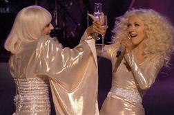 Lady Gaga in Christina Aguilera na odru zakopali bojno sekiro