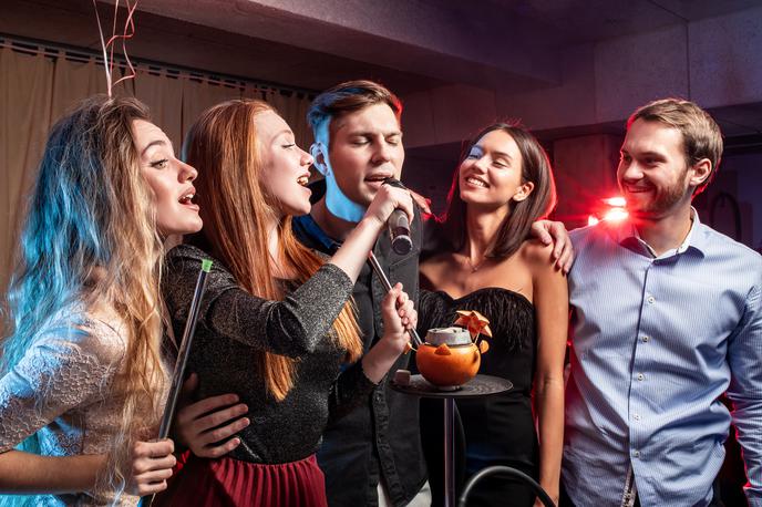 prijatelji, petje, karaoke | Foto Shutterstock