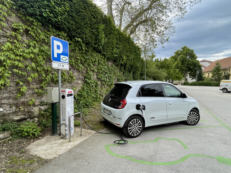 Polnilnic AC na podeželju je veliko, a le redki avtomobili izkoriščajo 22-kilovatno moč polnjenja. Petrol tem polnilnicam kljub temu moči ni omejil.  | Foto: Gregor Pavšič