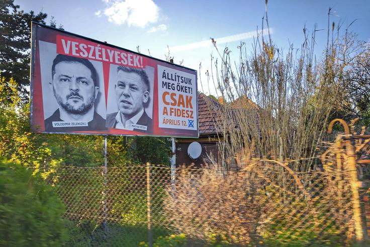 Orbanovi mediji, ki so volivce prepričevali, da je Magyar lutka v rokah Volodimirja Zelenskega in EU ter da bo Madžarsko potisnil v vojno z Rusijo, so imeli velik vpliv še zlasti na podeželju. Orbanovi mediji so volivcem pošiljali enaka sporočila, kot jih je Fidesz pisal na svojih predvolilnih plakatih. | Foto: Guliverimage