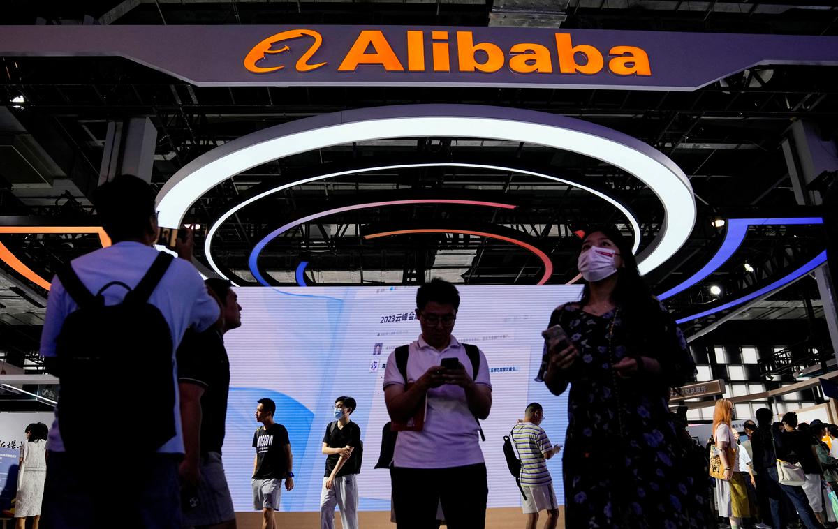 Alibaba | DeepSeekov dosežek po oceni analitikov odpira ključno vprašanje, ali naj tehnološka podjetja še naprej vlagajo na stotine milijard dolarjev v umetno inteligenco, ko pa lahko kitajska konkurenca primerljiv model očitno izdela s precej manj sredstvi. | Foto Reuters