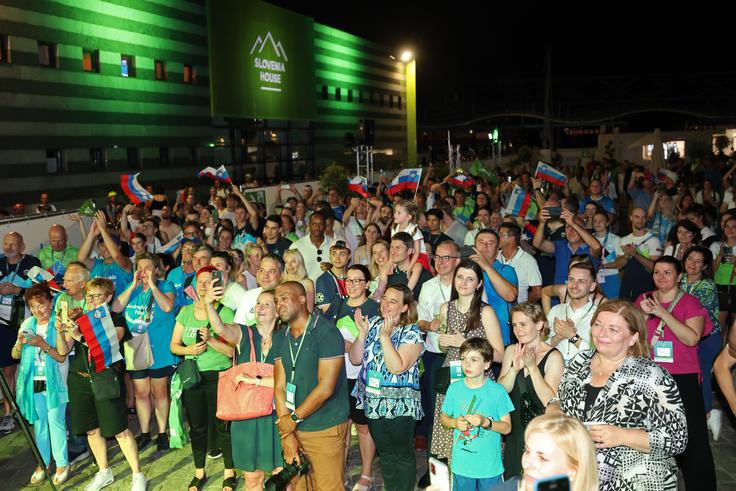 Andrejo Leški so v torek zvečer sprejeli tudi v Slovenski hiši v Parizu. | Foto: www.alesfevzer.com