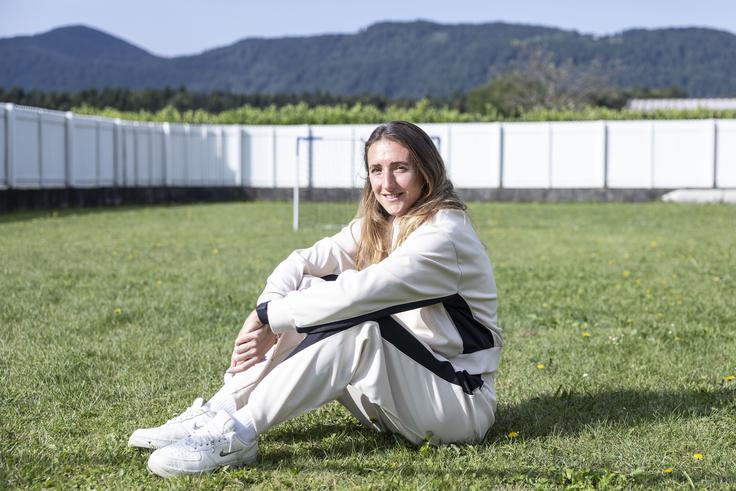Lara Prašnikar se je podpisala pod rekordni dosežek, saj bo Utah za njen prestop iz Frankfurta plačal nemškemu klubu kar 550 tisoč evrov, kar je več kot imeniten znesek, vreden omembe tudi v moškem nogometu. Njena ljubezen do nogometa se je začela na domačem igrišču v Šmartnem. | Foto: Ana Kovač