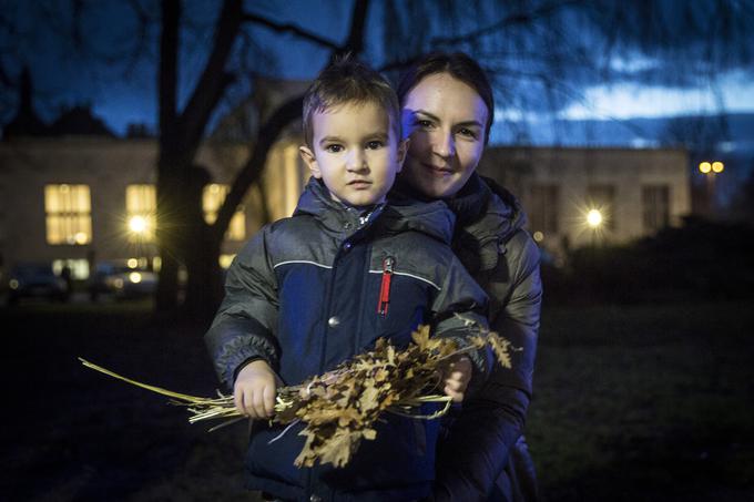 Pravoslavnim vernikom so včeraj razdelili badnjake oziroma slamo in hrastove veje, ki so jih odnesli domov. | Foto: Ana Kovač