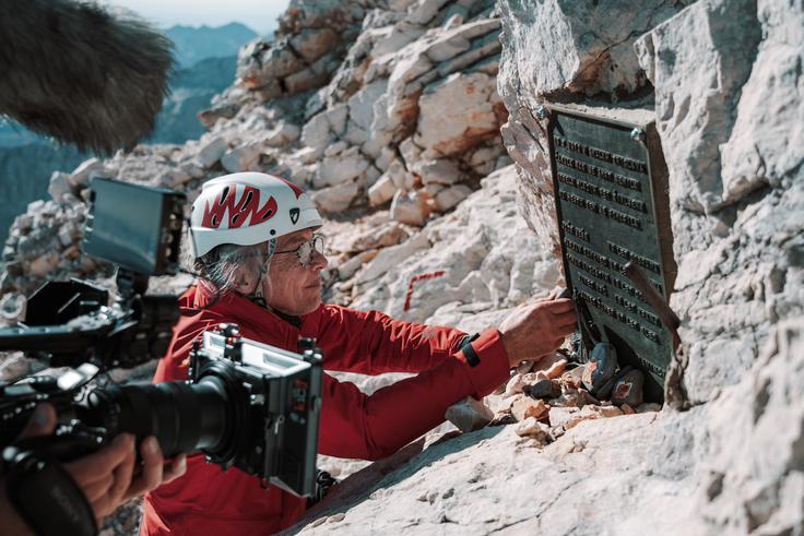 Darko Vidic pri spominski plošči Dobravcem na Malem Triglavu. | Foto: arhiv Vizualist