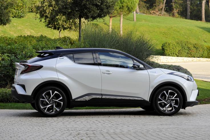 Toyota C-HR po merah in podobi močno sledi konceptu, ki smo ga leta 2014 videli v Parizu. Serijski avtomobil je dolg 4360 mm, širok 1795 mm široko in 1555 mm visok.  Med osema je 2,64 metra prostora.  | Foto: Jure Gregorčič