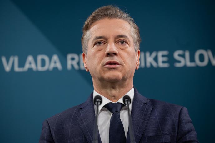 Robert Golob po izpustitvi osumljenca za napad v Novem mestu sklical sestanek