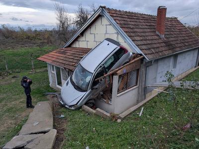 Z avtomobilom je pristal na družinski hiši #video