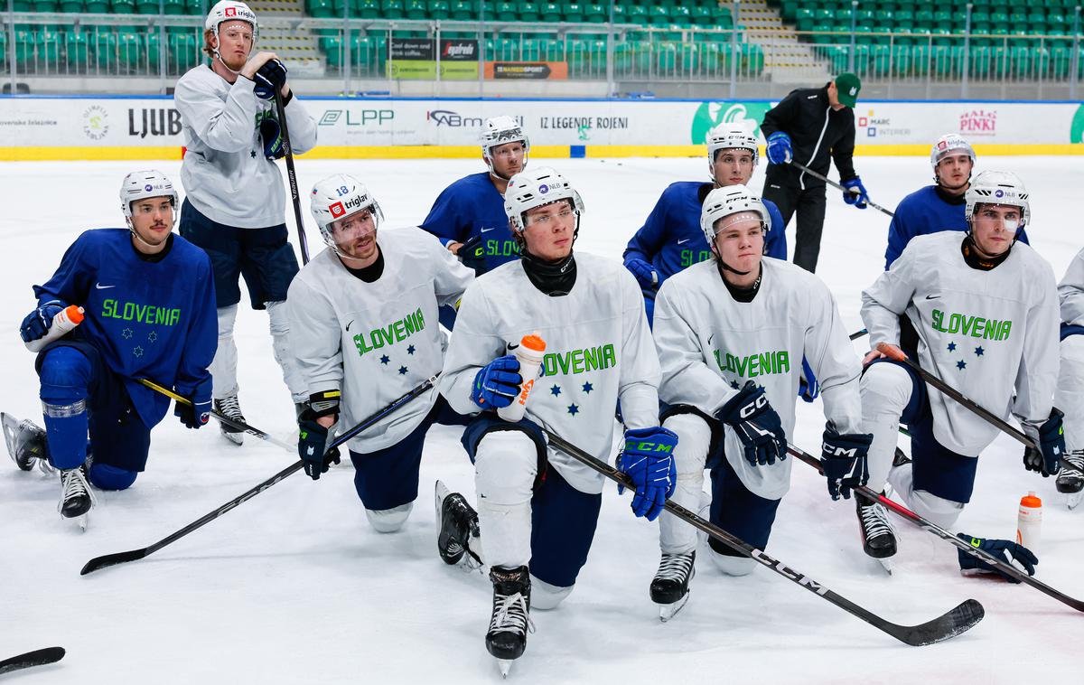 slovenska hokejska reprezentanca, Mark Sever (v sredini z bidonom) | Slovenska hokejska reprezentanca je v Tivoliju začela priprave na majsko svetovno prvenstvo najkakovostnejšega razreda. | Foto Aleš Fevžer