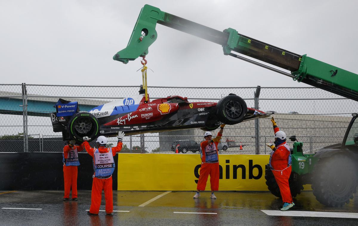 Miami Charles Leclerc Ferrari | Charles Leclerc je na razmočenem asfaltu trčil v zaščitni zid, ko je peljal na štart šprinterske dirke. | Foto Reuters