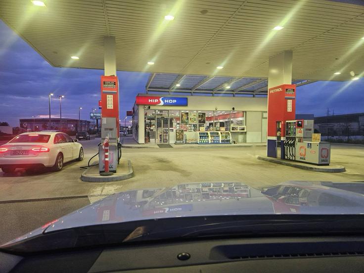 Petrolov bencinski servis v Zadru.  | Foto: Bralec