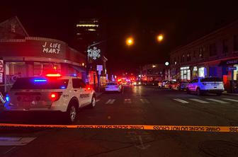 Streljal med izpitom: dve osebi mrtvi, več poškodovanih. Storilec na begu. #video