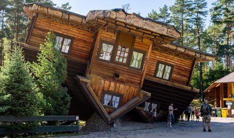 Narobe obrnjena hiša na Poljskem ni le nenavadna, nosi tudi globoko sporočilnost