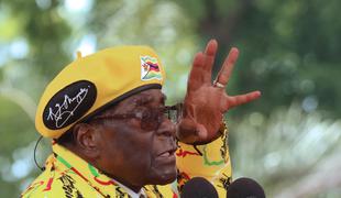 Vojska v Zimbabveju prevzela oblast: Mugabe v hišnem priporu