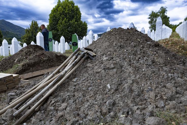 V četrtek so izkopali sedem svežih grobov. Med njimi sta tudi 19-letna Senajid in Hariz.  | Foto: Ana Kovač