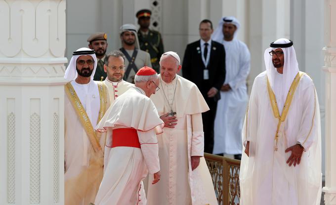 Papež Frančišek je na obisku v Združenih arabskih emiratih doživel pompozen sprejem. | Foto: Reuters