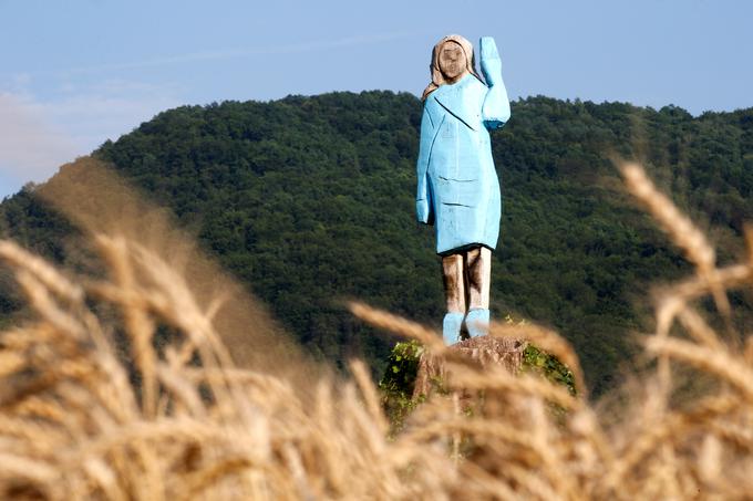 V začetku julija so v Rožnem pri Sevnici odkrili lesen kip v Sevnici rojene ameriške prve dame Melanie Trump. | Foto: Reuters