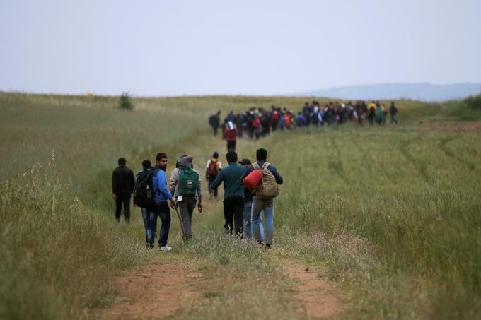 Na makedonsko-grški meji še vedno čaka okoli deset tisoč ljudi. | Foto: Reuters