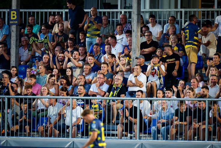 Od septembra naj bi stadion sprejel okoli tisoč ljudi. | Foto: Luka Kotnik