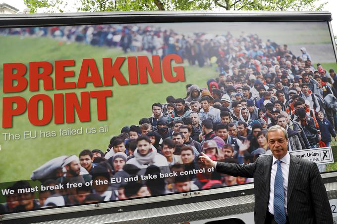 Migrantska kriza pozno poleti in jeseni 2015, ki jo je z nepremišljeno politiko pomagala zaostriti nemška kanclerka Angela Merkel, je omajala trdnost EU. Z grajo politike na stežaj odprtih vrat za migrante in begunce, ki jo je zagovarjala Merklova, so zagovorniki britanskega izstopa iz EU, kot je Nigel Farage, prepričali britanske volivce, da so na referendumu junija 2016 glasovali za brexit. | Foto: Reuters