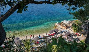 Šokantno početje starejšega moškega na plaži pri naših sosedih