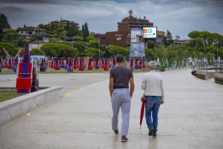 Ob obali so se sprehajali redki sprehajalci.  | Foto: Ana Kovač