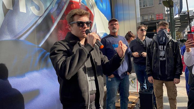 Trumpova protipriseljenska retorika je morda za Trumpa zgolj politična taktika za nabiranje volivcev, toda številni na ameriški desnici so to vzeli zelo resno. Zlasti med mladimi ameriškimi konservativci in republikanci se vse bolj uveljavlja vpliv desničarskega vplivneža Nicka Fuentesa, ki odkrito občuduje Adolfa Hitlerja ter napada Izrael in nasprotuje ameriški vojni proti Iranu. Fuentesovi privrženci, t. i. grojperji, naj bi po napovedih nekaterih v prihodnosti dosegli prevlado med republikanci. To bi bil odmik tudi od tradicionalne republikanske politike tesnega zavezništva z Izraelom. | Foto: Guliverimage