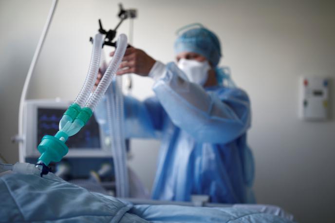 Respirator ventilator | Razmere v bolnišnicah so slabe, prostih postelj in potrebne opreme za zdravljenje najtežje bolnih ni več veliko. Dodatna težava je še pomanjkanje kadra.  | Foto Reuters