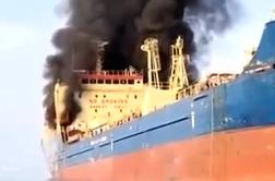 Tanker zadet pri Omanu: poškodovani člani posadke in strah pred zaprtjem Hormuške ožine #video